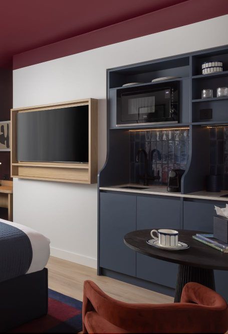 https://onefiftyfenchurch.com/wp-content/uploads/2025/10/onefifty-fenchurch-london-aparthotel-kitchenette-910x1070.jpg